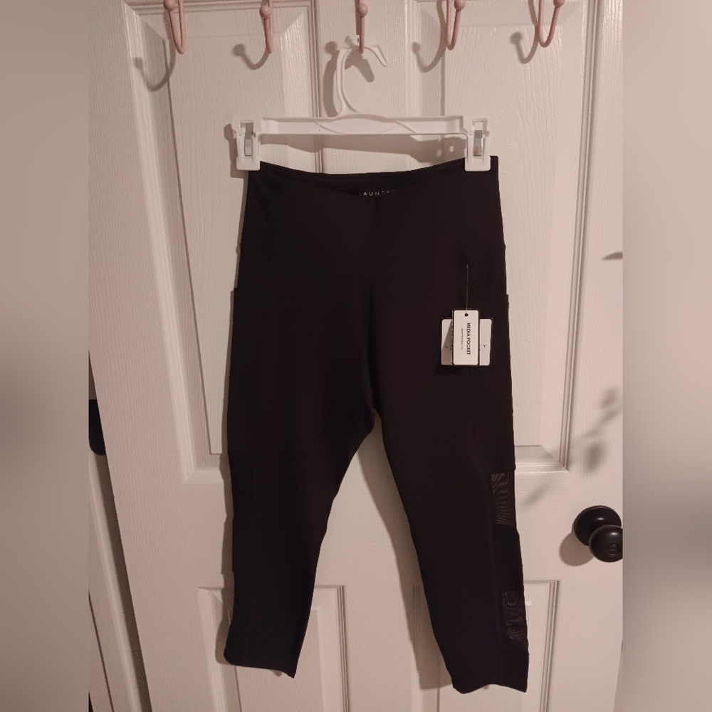 Laundry By Shelli Segal Black Capri  Length Leggings. Small
